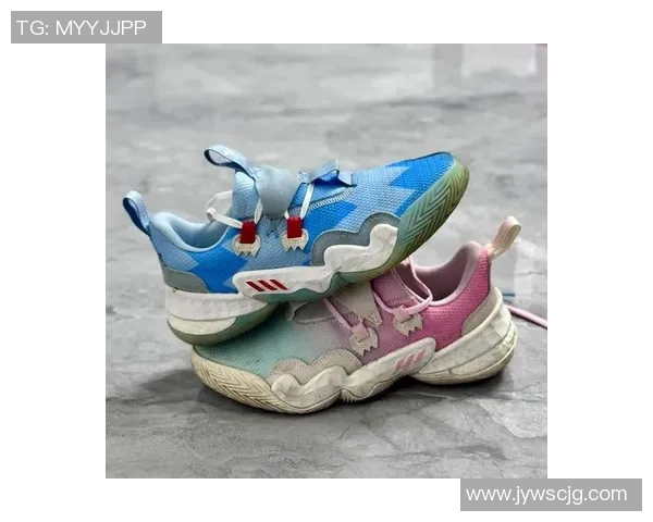 足球明星脚下的鸳鸯鞋揭示了个性与运动科技的完美融合